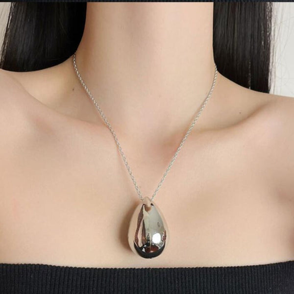 Veile Studios French Retro American Niche Design Egg Shaped Water Drop Pendant Necklace Necklaces & Pendants