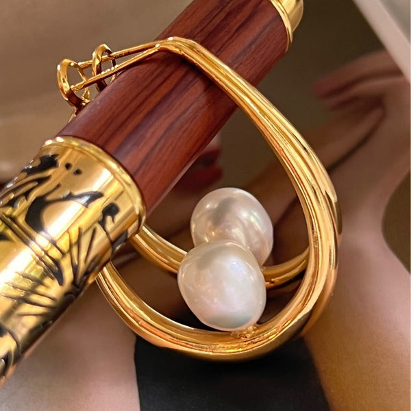 Veile Studios Large Oval Freshwater Pearl Fashion Commuting Copper Material Earrings