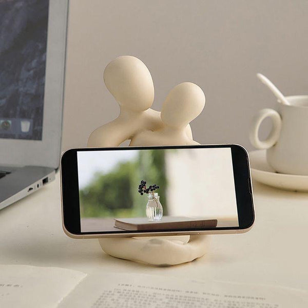 Heartwarming Loving Couple Resin Statue Modern Home Decor Accent For Gifting Ornaments & Statues