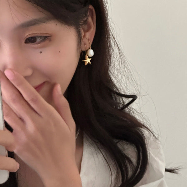 Veile Studios Retro Literary Natural Pearl Asymmetric Star Design Silver Needle Earrings