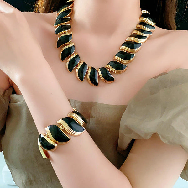 Veile Studios Retro High End Oil Dropping Leaf Necklace European Style Light Luxury Necklaces & Pendants