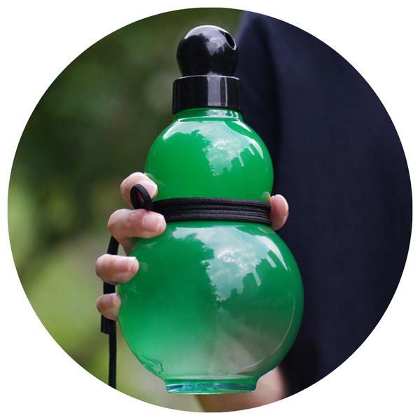 Elosung 32Oz Black Myth Wukong Inspired Gourd Water Plastic Green Bottle Decorative Double Layer Flask With Calligraphy And Accessories Water Bottles
