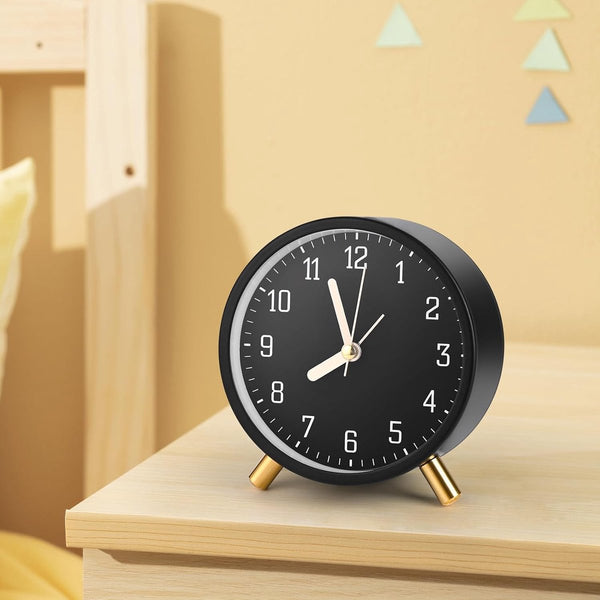 Classic Analog Wekker Alarm Clock No Ticking With Snooze Function Ultra Quiet Night Light Battery Operated Elegant Round Metal (Black) Alarm Clocks &