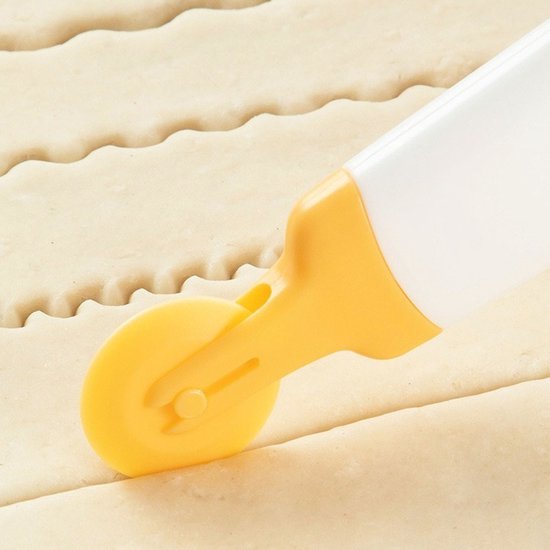 4 In 1 Flower Shaped Dough Cutter Multifunctional Rotary Baking Kitchen Decorating Knife Pizza Pastry Cutters