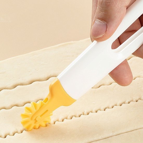 4 In 1 Flower Shaped Dough Cutter Multifunctional Rotary Baking Kitchen Decorating Knife Pizza Pastry Cutters