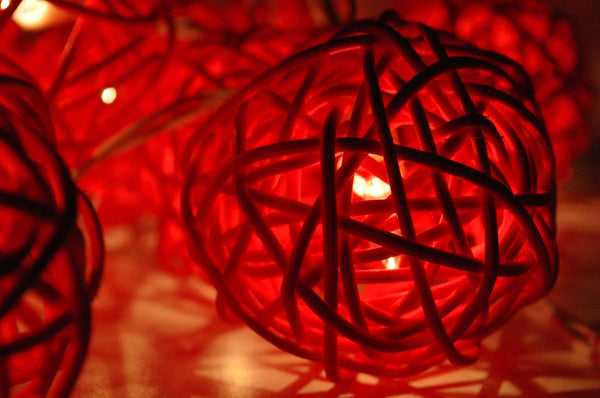 Red 5Cm Rattan Cane 50 Ball Battery Powered 5M String Lights Christmas Gift Home Wedding Party Bedroom Decoration Table Centrepiece Seasonal Decoratio