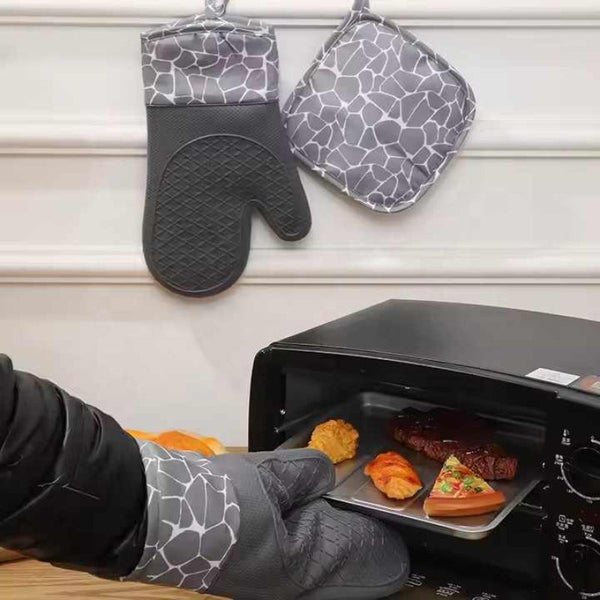 Grey 4 Piece Set Heat Resistant Silicone Kitchen Gloves With Oven Mitts & Pot Holders For Safe Cooking Baking Oven Mitts & Potholders