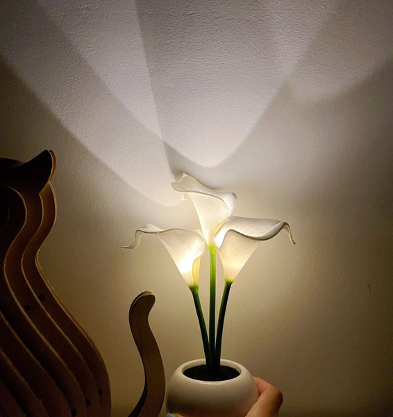 White Elegant Calla Lily Led Table Lamp Lifelike Potted Flower Accent Light For Bedside Home Decor Lamps