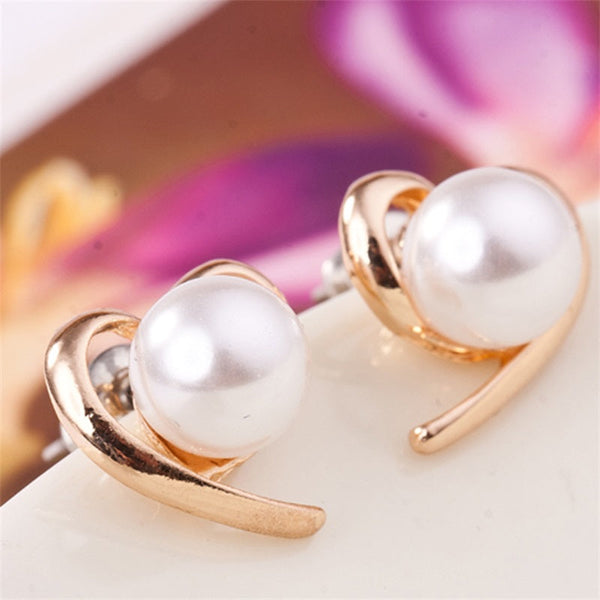 Veile Studios Simple Golden Heart Pearl Earrings