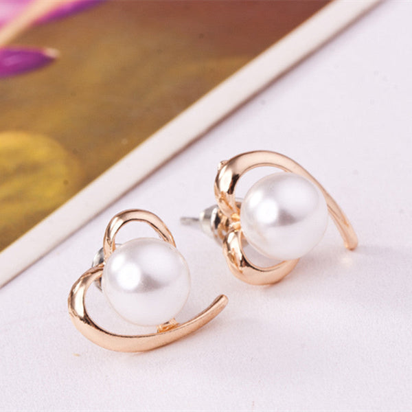 Veile Studios Simple Golden Heart Pearl Earrings