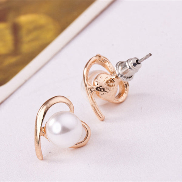 Veile Studios Simple Golden Heart Pearl Earrings