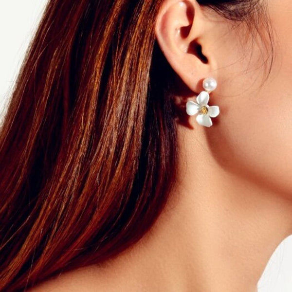 Veile Studios Fashion Pearl White Flower Pendant 1Pair Earrings