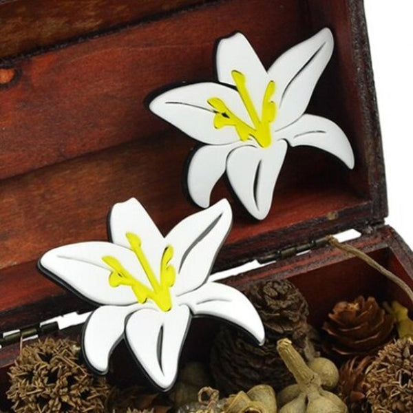 Veile Studios Pair Of Alloy Lily Flower White Earrings