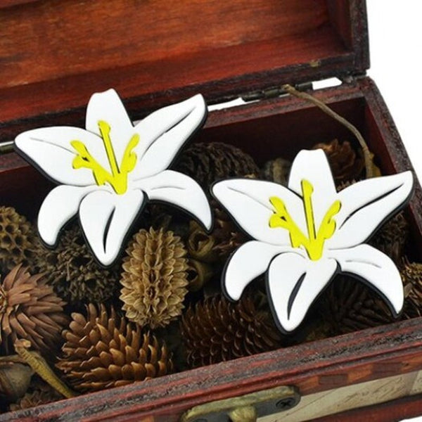 Veile Studios Pair Of Alloy Lily Flower White Earrings